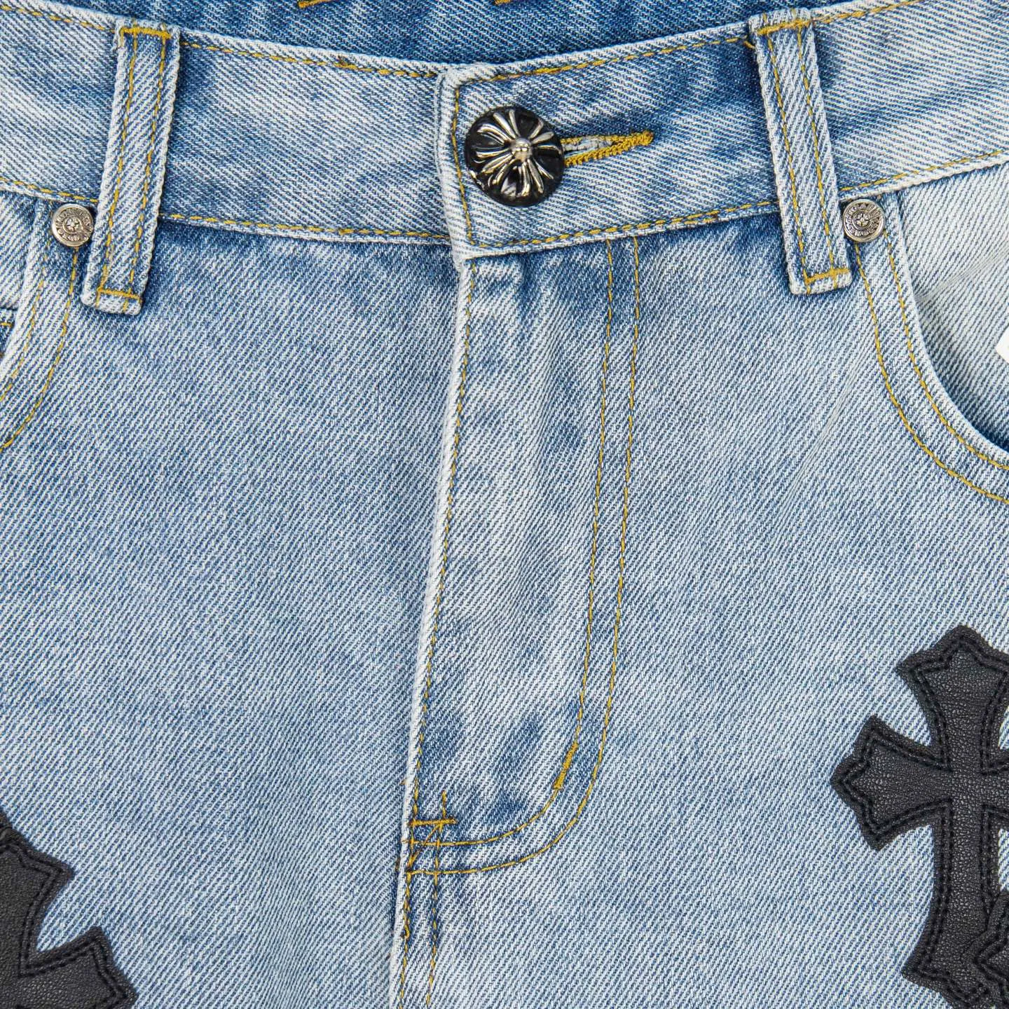 P240 Chrome Hearts light blue, black and white multi-quick leather couple jeans are a hot item this season and are sought after by countless celebrities and fashionistas. The neat details of the cutting process add color to the playful fashion! The neat and meticulous design, and the well-fitting structure is unique. The upper body not only has outstanding recognition, but also looks younger and younger. A style with the ultimate wearing meaning and performance, gorgeous color matching, and the craftsmanship of this style is also extremely extraordinary. After the finished product is washed, it is disassembled and hand-made with sheepskin cross leather and then spliced ​​together to complete. The whole piece has too many craftsmanship to describe. It is decorated with patchwork cross flowers and high-waisted washed jeans! ! Absolutely high-end luxury product, a god-level single product, a super popular product, made by top heavy industry, a magic weapon that cannot be missed. Style number: 1830# Size: 28 30 32 34 36 Color: light blue